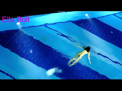 ❤️ Nuk mund të ndalem së shikuari, bjondja e re u kap duke notuar nudo në pishinën resort ELLA BOLT ️❌ Video seksi në sq.pornolymp.ru ❤